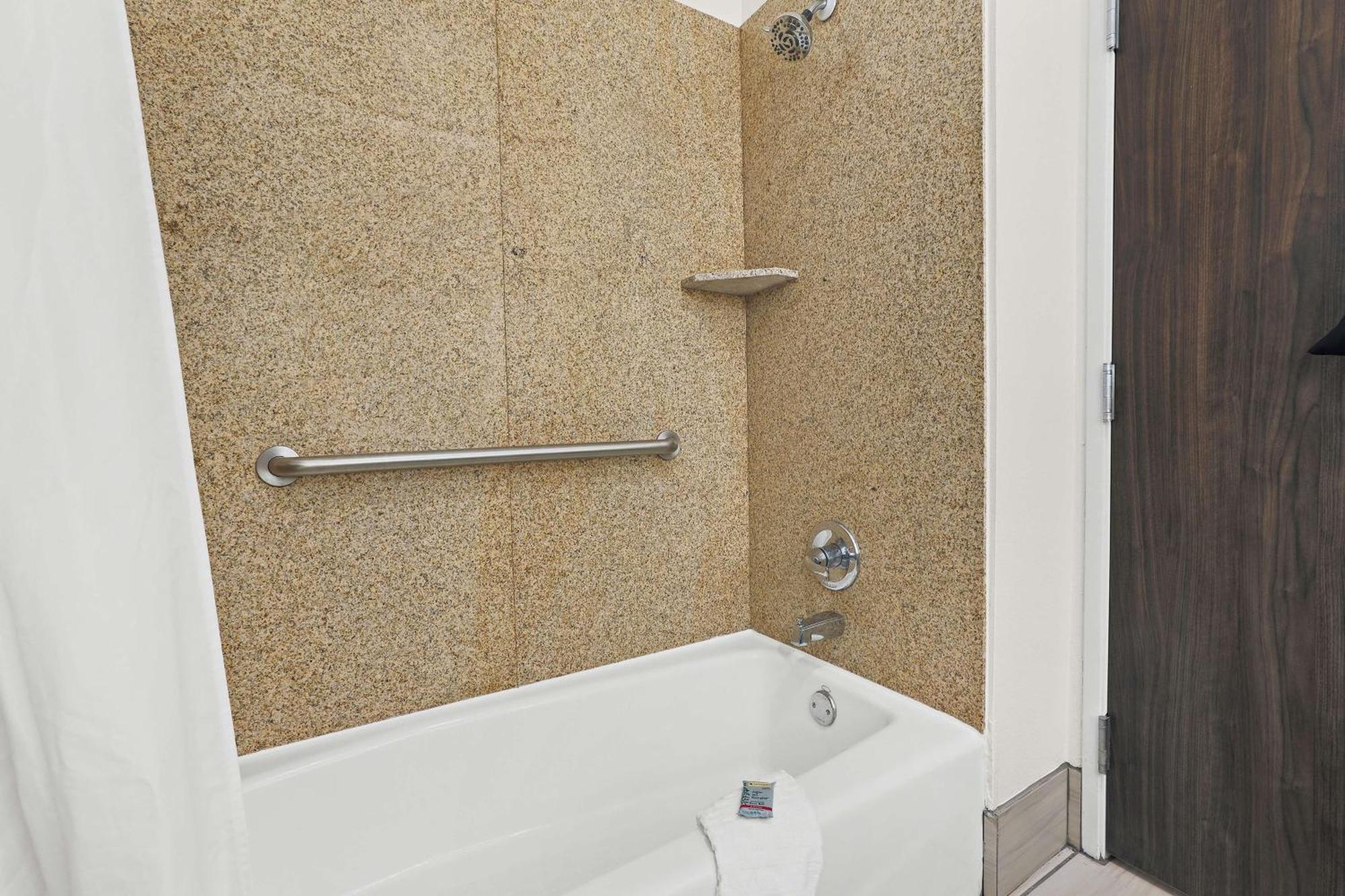 Best Western Iowa - Lake Charles East Екстер'єр фото